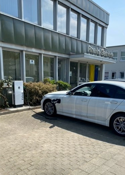 Rhein-Getriebe wird elektrisch! Neue Ladesäulen stehen zum Stromtanken für Mitarbeiter und Besucher zur Verfügung.