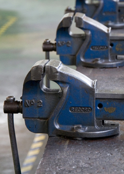 Zwei Arbeitsplätze in unserer Fertigung bleiben unbesetzt